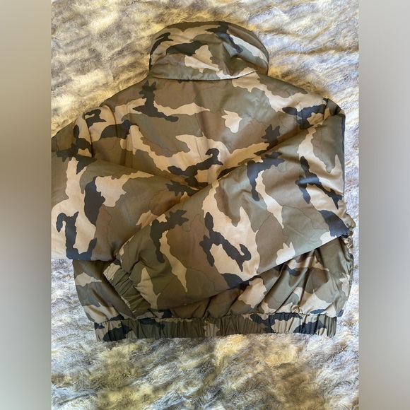NWT brand, medium, new, cropped, camo, comfy, puffer jacket, warm and cute - Picture 8 of 13